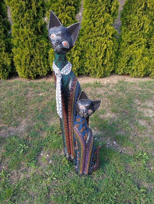 Figurki kotów z drewna