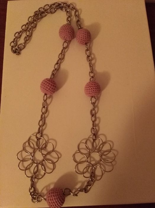 Fio/colar em tons de roxo e prateado