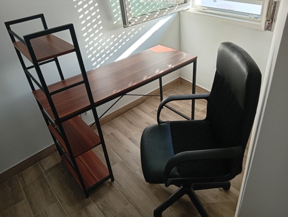 Secretaria com cadeira