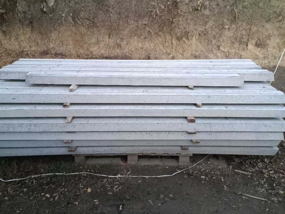 Стовпчики залізобетонні.