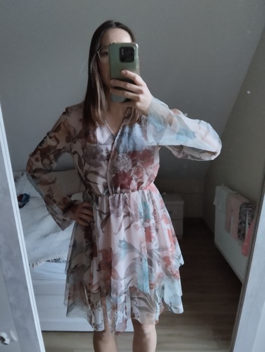 Beżowa zwiewna sukienka w kwiaty M