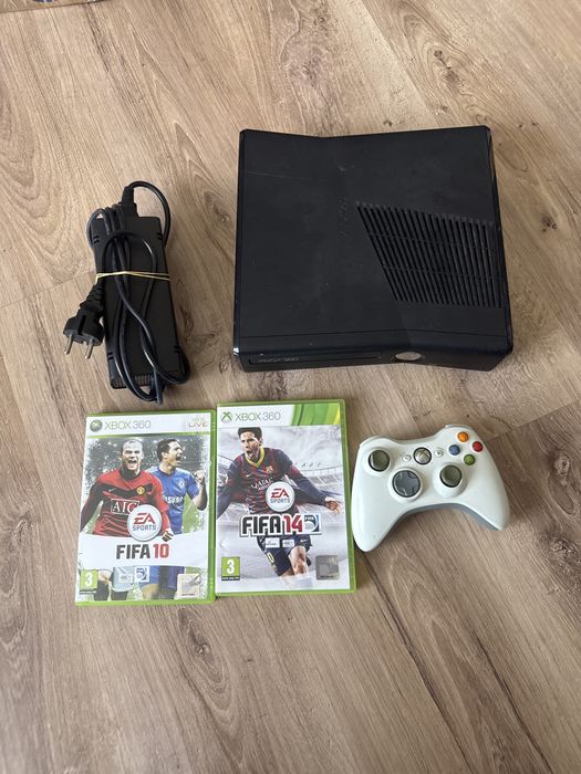 Microsoft Xbox 360 Slim z padem 2 grami zasilaczem w pelni sprawny zestaw