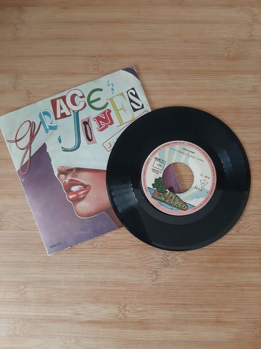 Disco vinil Grace Jones " on your nees"