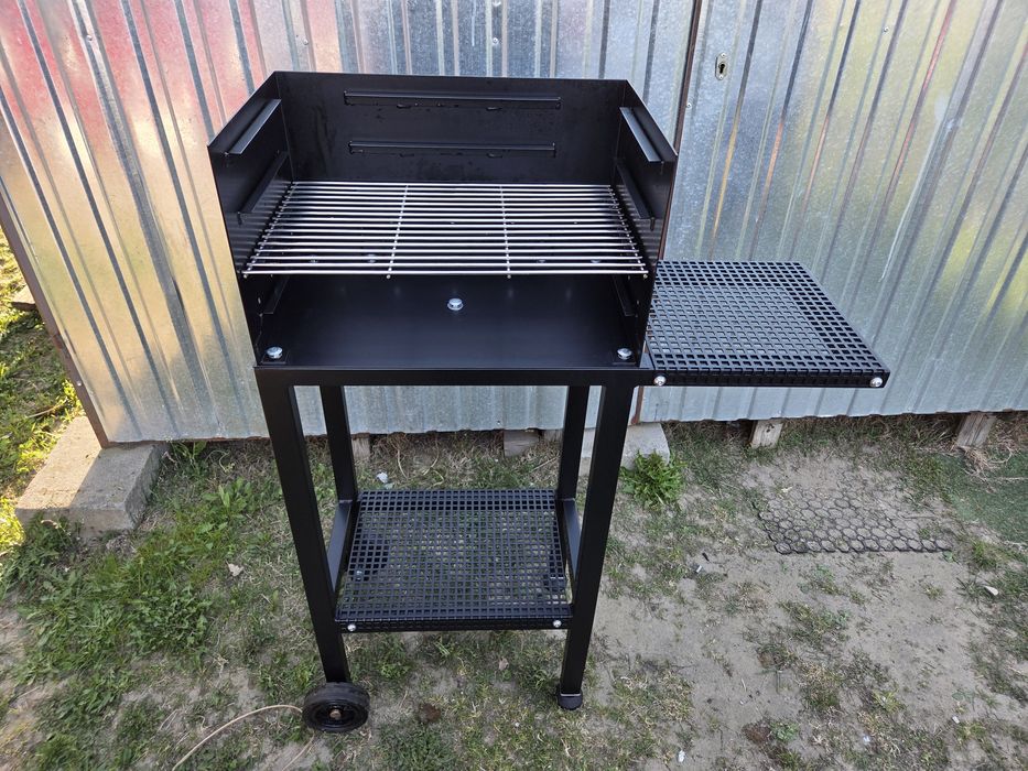 Grill węglowy / solidny / spawany.