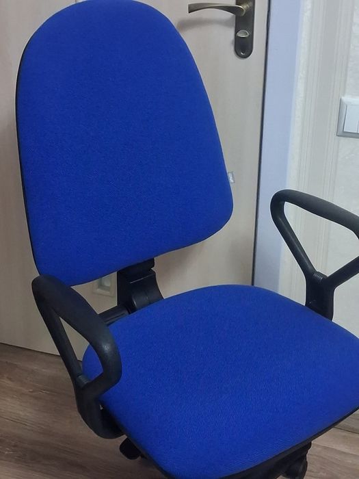 Практично нове крісло комп'ютерне AMF, фабрична оббивка. Доставка.