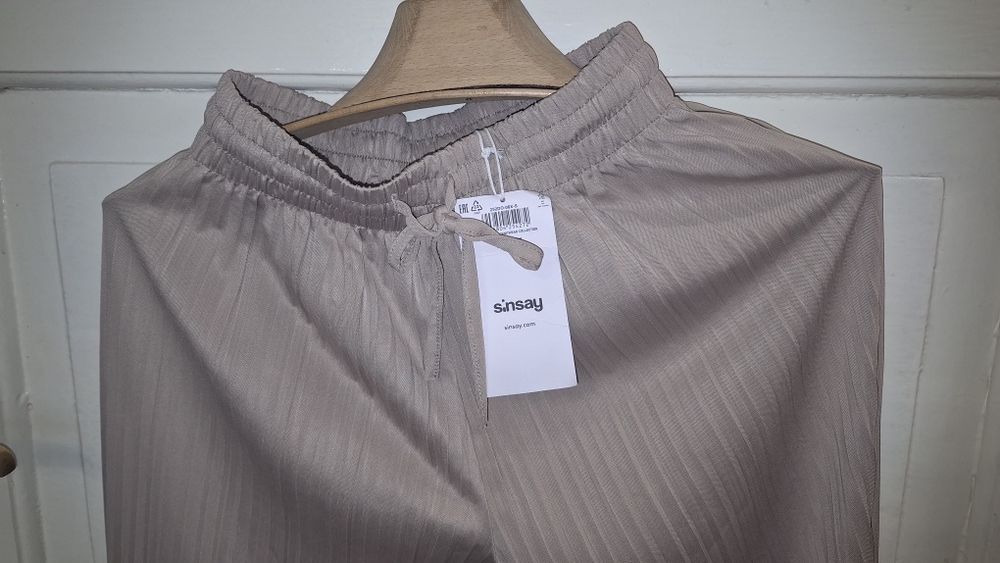 Nowe Plisowane damskie spodnie z szerokimi nogawkami cappuccino S 36