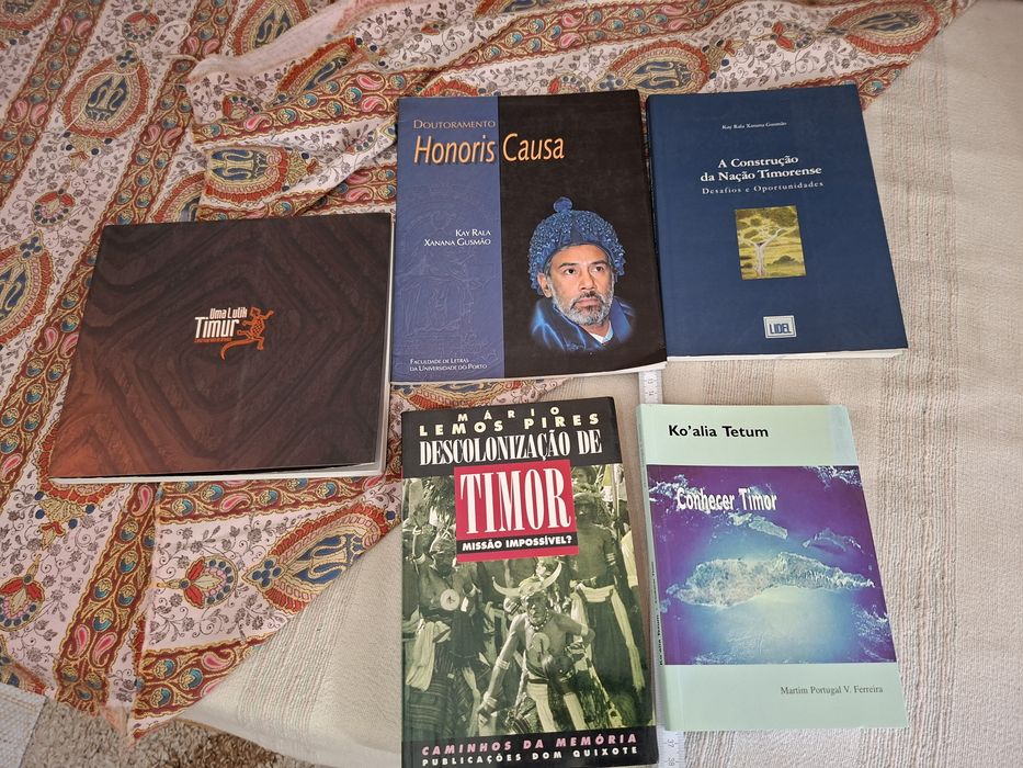 Conjunto cinco livros história de Timor
