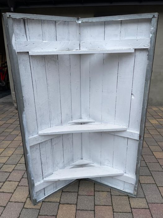 Drewniana buda z przedsionkiem, ocieplona