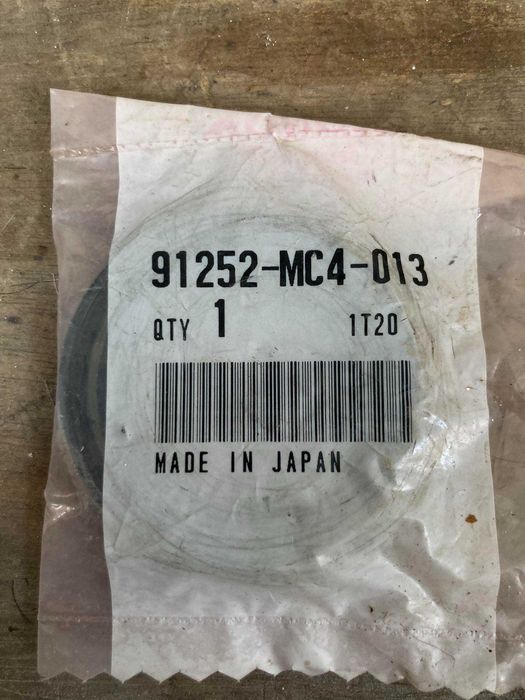 Mais material diverso para a XRV750 Africa Twin RD07a