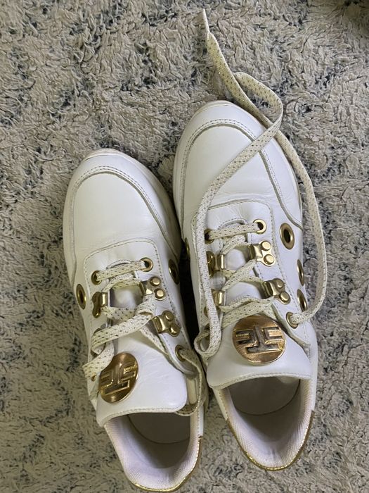Sapatilhas brancas e douradas