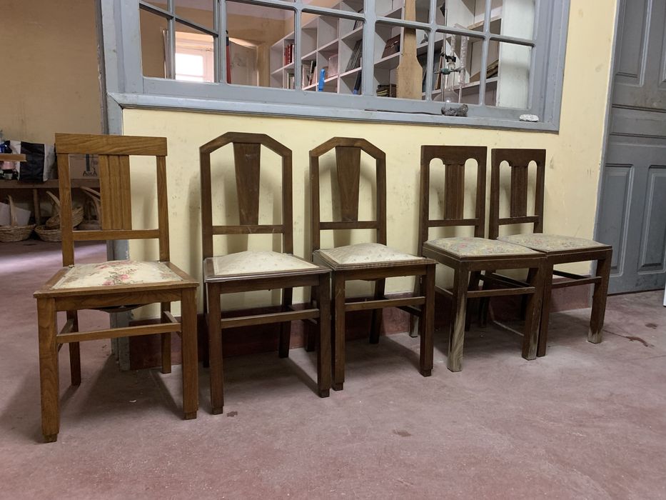 Conjunto de cadeiras antigas