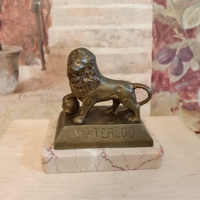 Zabytkowa rzezba,statua Lwa (Lion),z mosiądzu na marmurze.