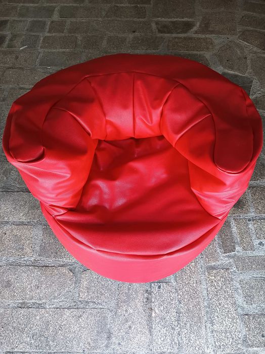 Puff vermelho em forma de cadeira