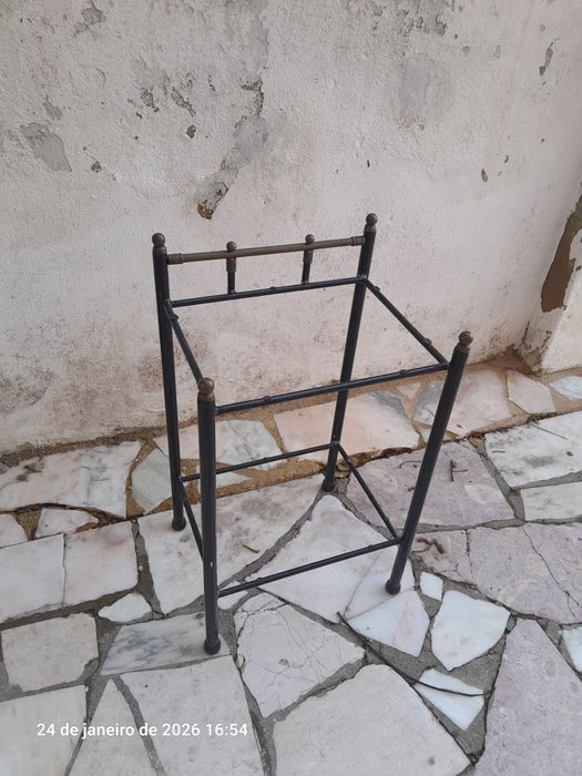 Mesa de apoio metálica com tampos de pedra