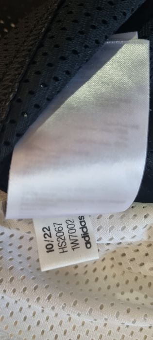 Adidas L.       .