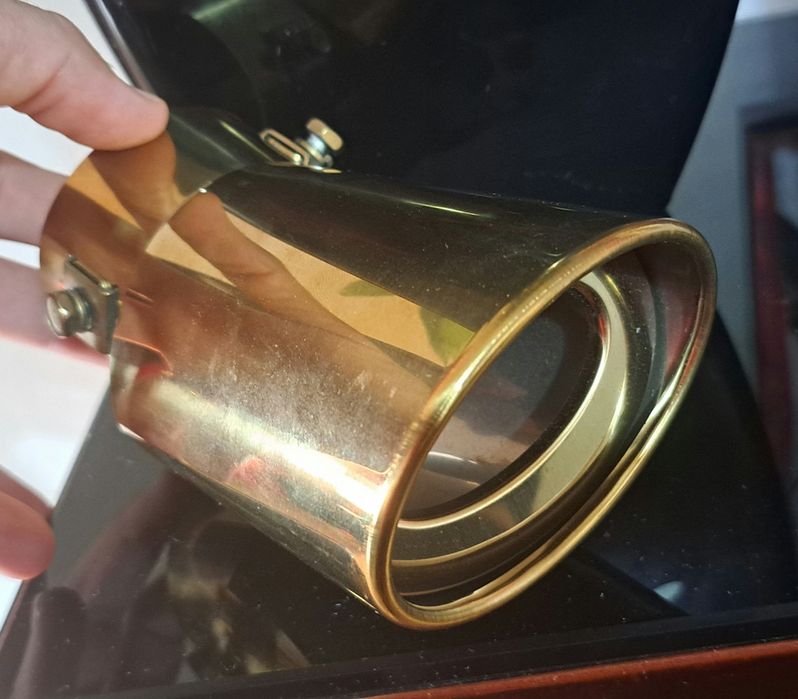 Ponteira de escape dourada