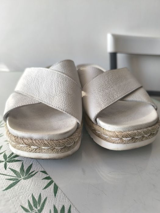 Skórzane białe klapki Wojas