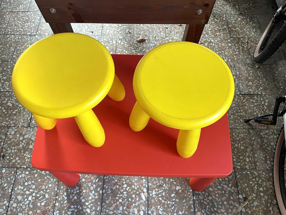Conjunto Ikea Mammut composto por uma mesa e duas cadeiras