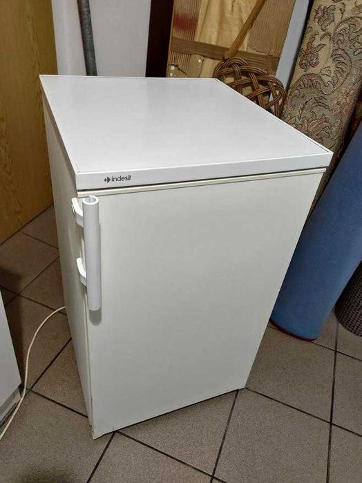 Lodówka Indesit mała na wysokość blatu ( uszkodzona )