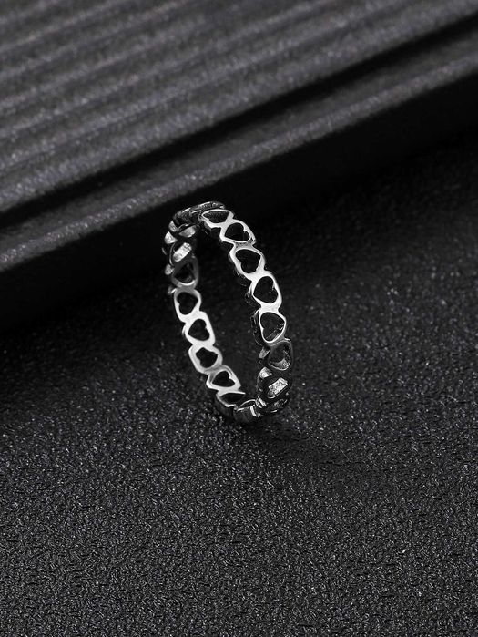 Anel Feminino com Detalhes Vazados de Corações