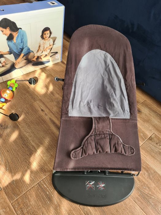 Leżaczek bujaczek Baby Bjorn  plus zabawka