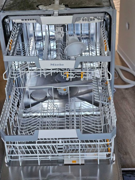 Посудомийна машина MIELE