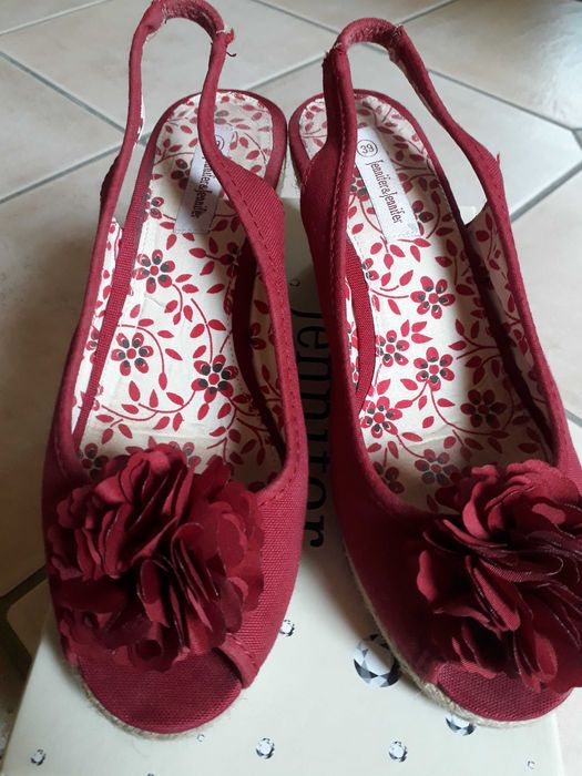 Buty na  lato czerwone rozm.39