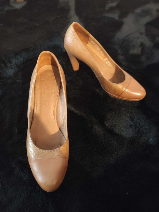 Camelowe skórzane buty na obcasie RYŁKO 38 1/2