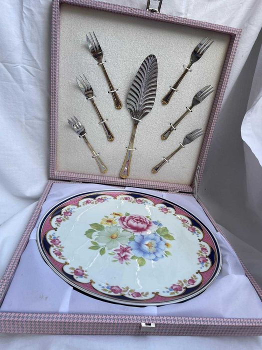 Serviço de Bolo Completo em Caixa Original — Porcelana Limoges com Talheres Dourados