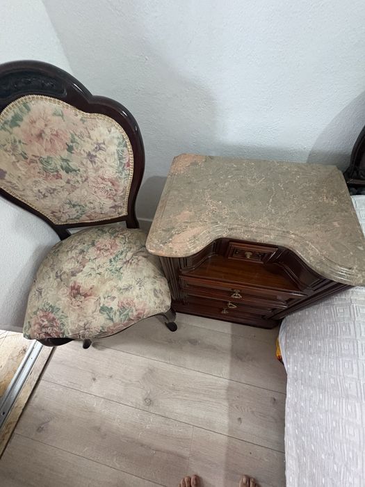 Jogo de quarto em madeira e pedra