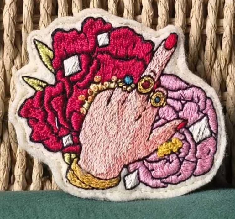 Przypinka haftowana Frida Kahlo - Dłoń - rękodzieło