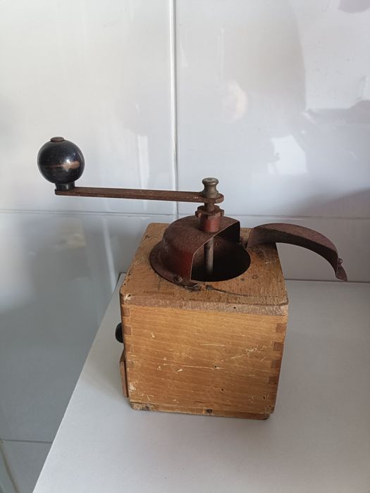 Máquina de moer café antigo