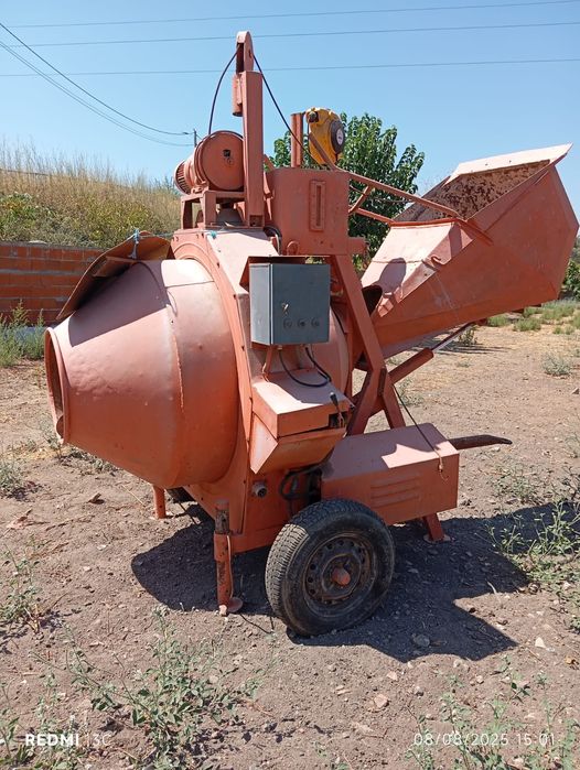 Betoneira com Pá de Arrasto