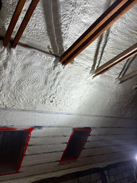 Ocieplenie pianka PUR natrysk poddasza pianowanie piana