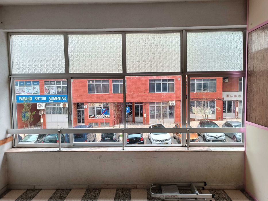 Arrenda-se Espaço Comercial 200 m2 Pontinha