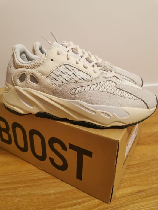 Yeezy Boost 700 Analog