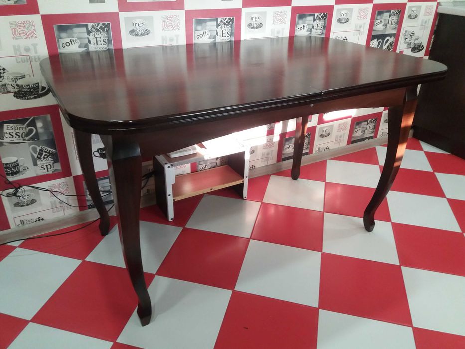 Стіл. Червоне дерево