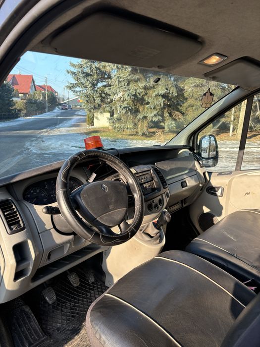 2002 bus Renault Trafic z regałami