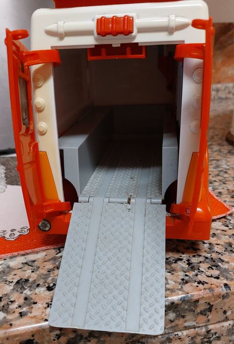 AMBULÂNCIA com efeitos luz e som das sirenes. Como nova.