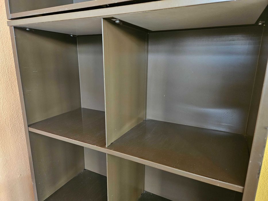Estantes de quatro cubos - Em metal - Marcas de uso - Valor unitário