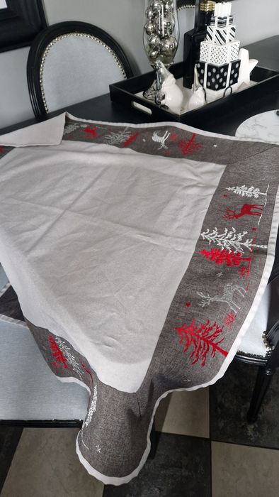 Obrus świąteczny szary czerwony haft  home&you  zara