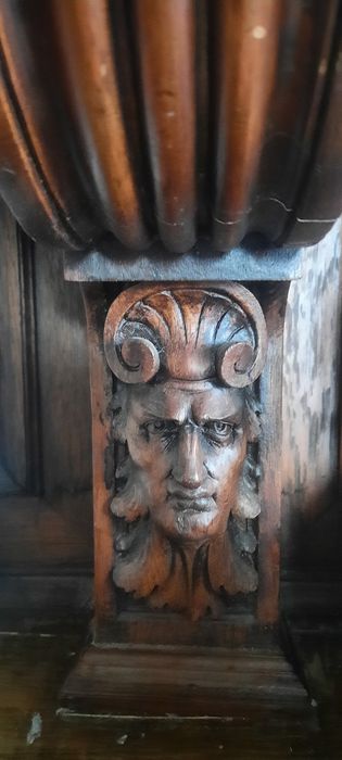 Старинный антикварный резной шкаф
