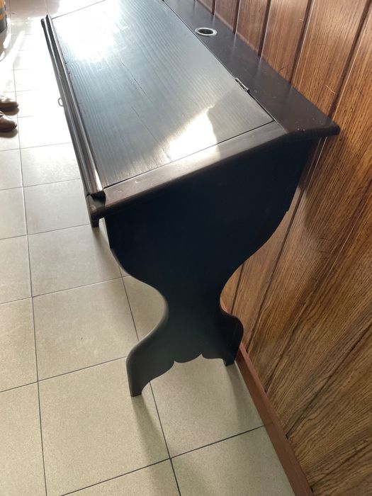 Secretaria antiga com tinteiro em vidro