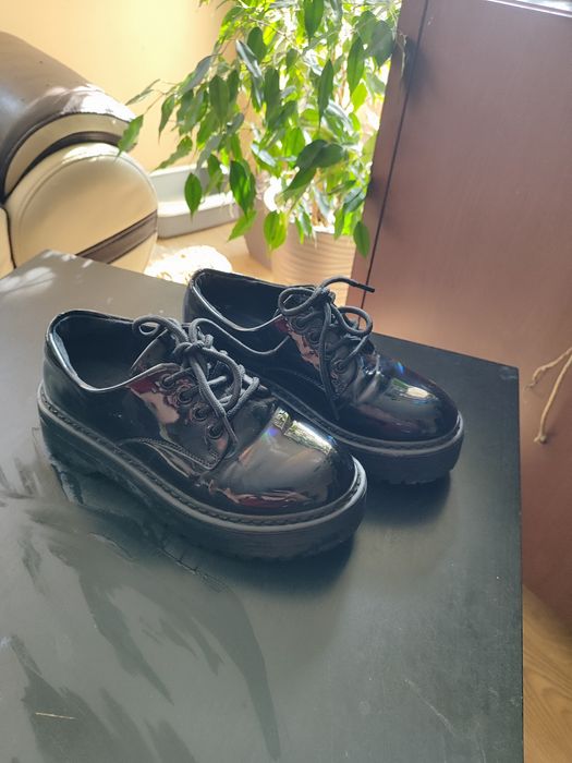 Czarne lakierowane półbuty na platformie Cropp – rozmiar 37