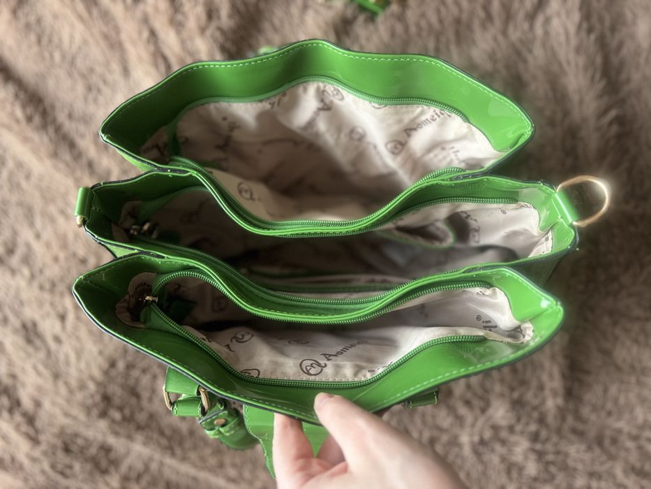 Яскрава лакова сумка