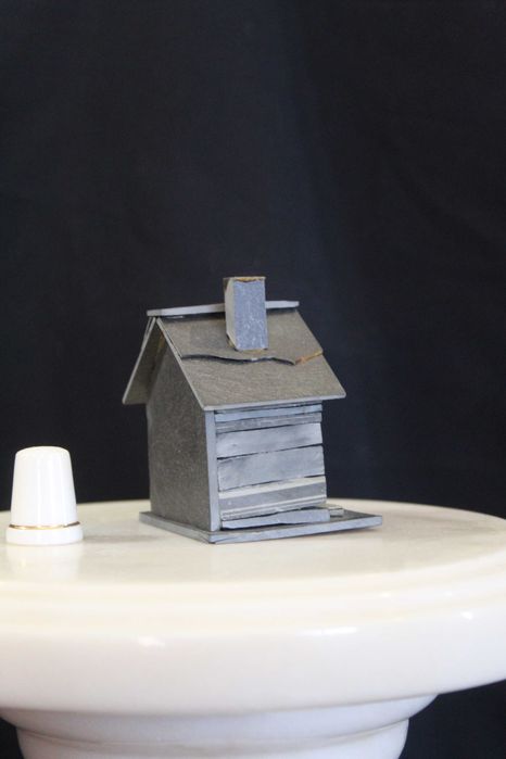 Pequena casa de xisto vintage em miniatura feita à mão, anos 90