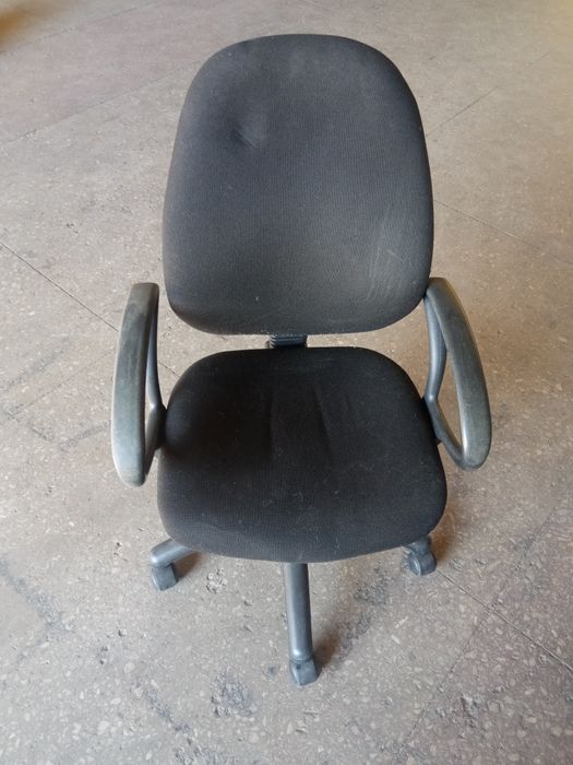 Продам офісне крісло, все працює ціле