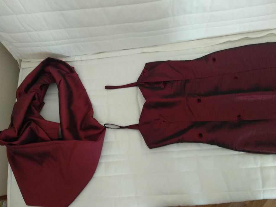 Vestido bordeaux de cerimónia com écharpe