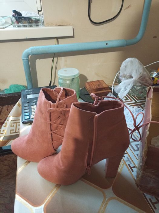 Жіночі ботинки на підборі