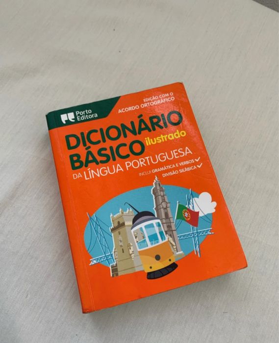 Dicionários ilustrados a 3€ cada